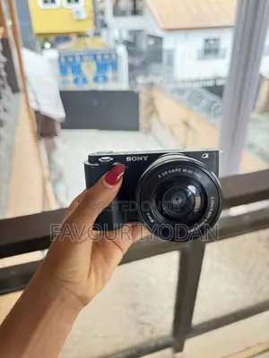 UK SONY ZV E10 With External Flash and 2extra Batteries