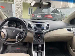 Hyundai Elantra SE Sedan FWD (1.8L 4cyl 6A) 2016 Gold