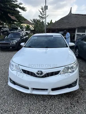 Toyota Camry SE 4dr Sedan w/Prod. End 11/13 (3.5L 6cyl 6A) 2014 White