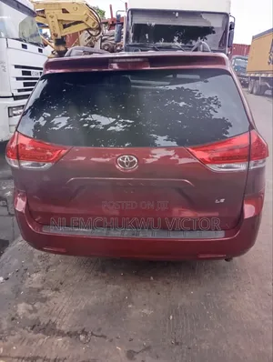 Toyota Sienna 2011 Burgundy
