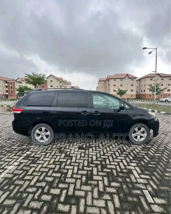 Toyota Sienna 2013 Black