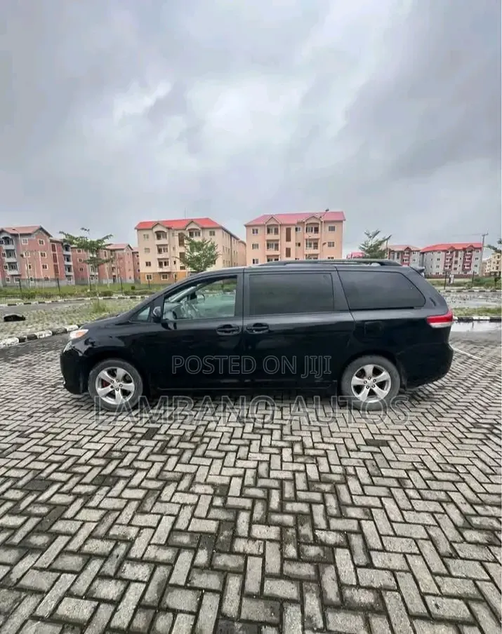 Toyota Sienna 2013 Black