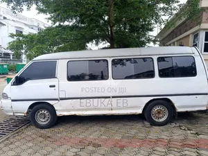 Hyundai Global 900 2016 White