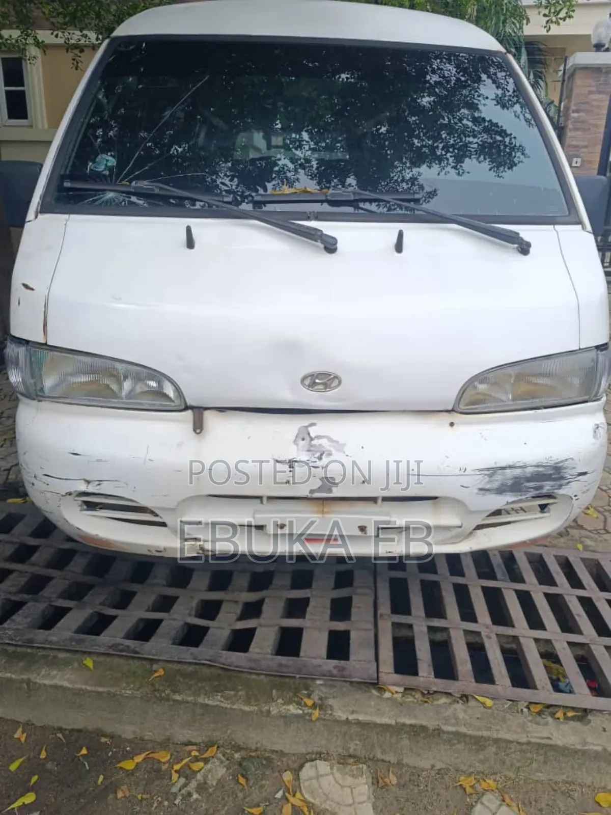 Hyundai Global 900 2016 White