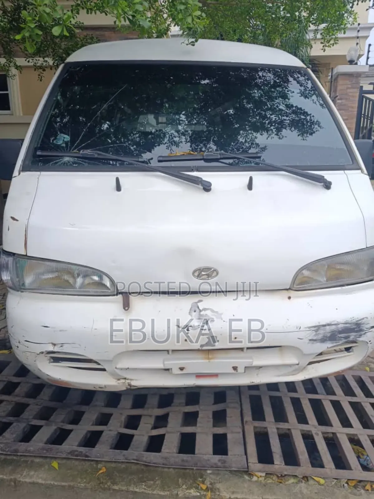 Hyundai Global 900 2016 White