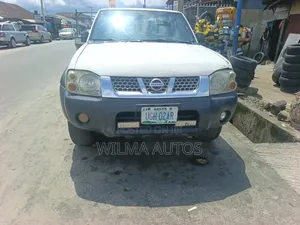 Nissan Frontier SE-V6 4x4 Standard Bed Crew Cab 116.1 in. WB 2002 White