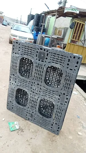 Heavy-Duty Plastic Pallets for Warehousing