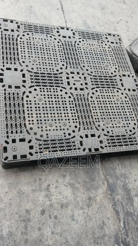 Heavy-Duty Plastic Pallets for Warehousing