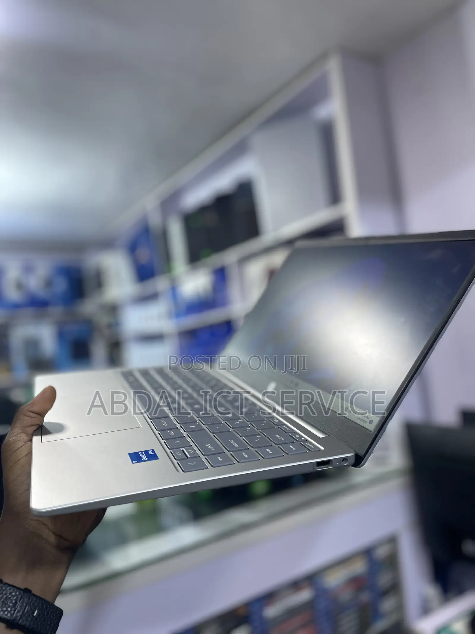 Laptop HP 14-ep0063 8GB Intel Core i5 SSD 256GB