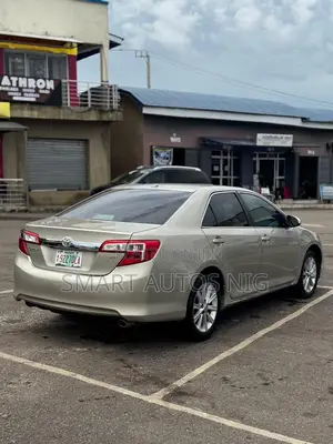Toyota Camry XLE 4dr Sedan (3.5L 6cyl 6A) 2014 Gold