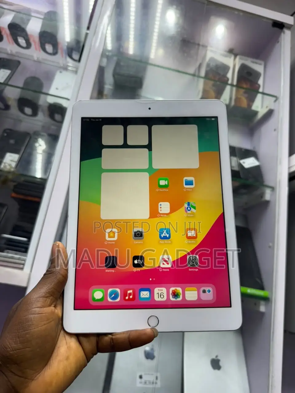Apple iPad 9.7 32 GB Gray