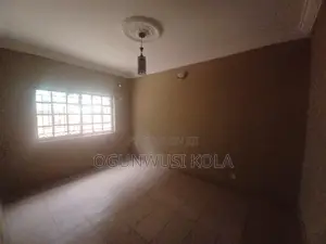 3bdrm Block of Flats in Pearl Estate, Adekunle for rent
