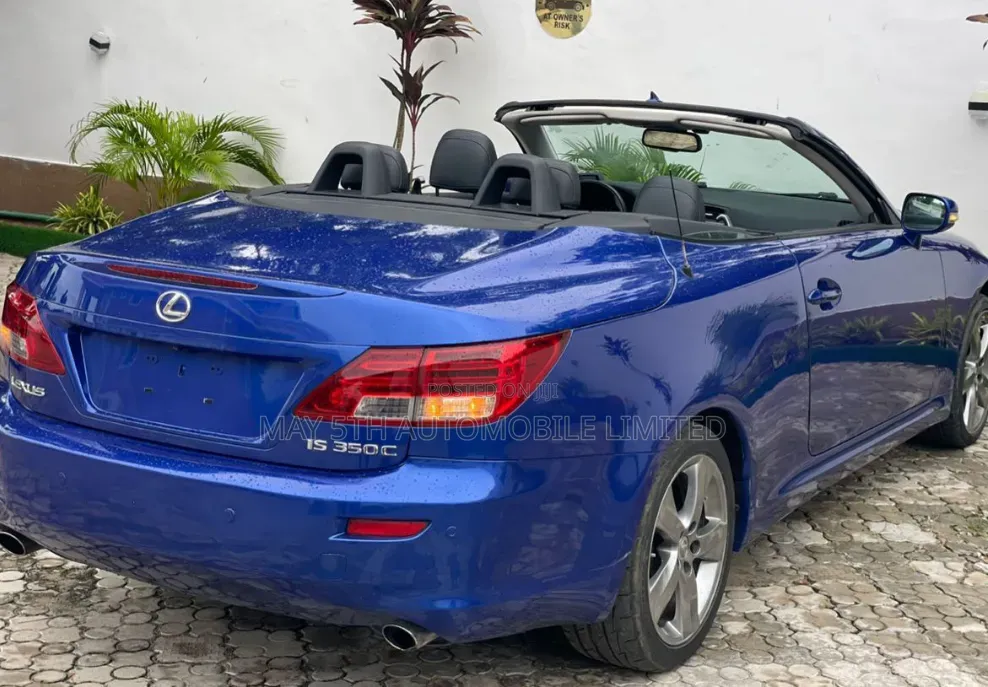 Lexus IS 2019 Blue