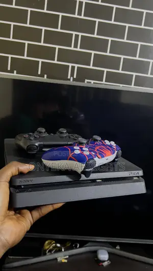 Play Station 4 Slim