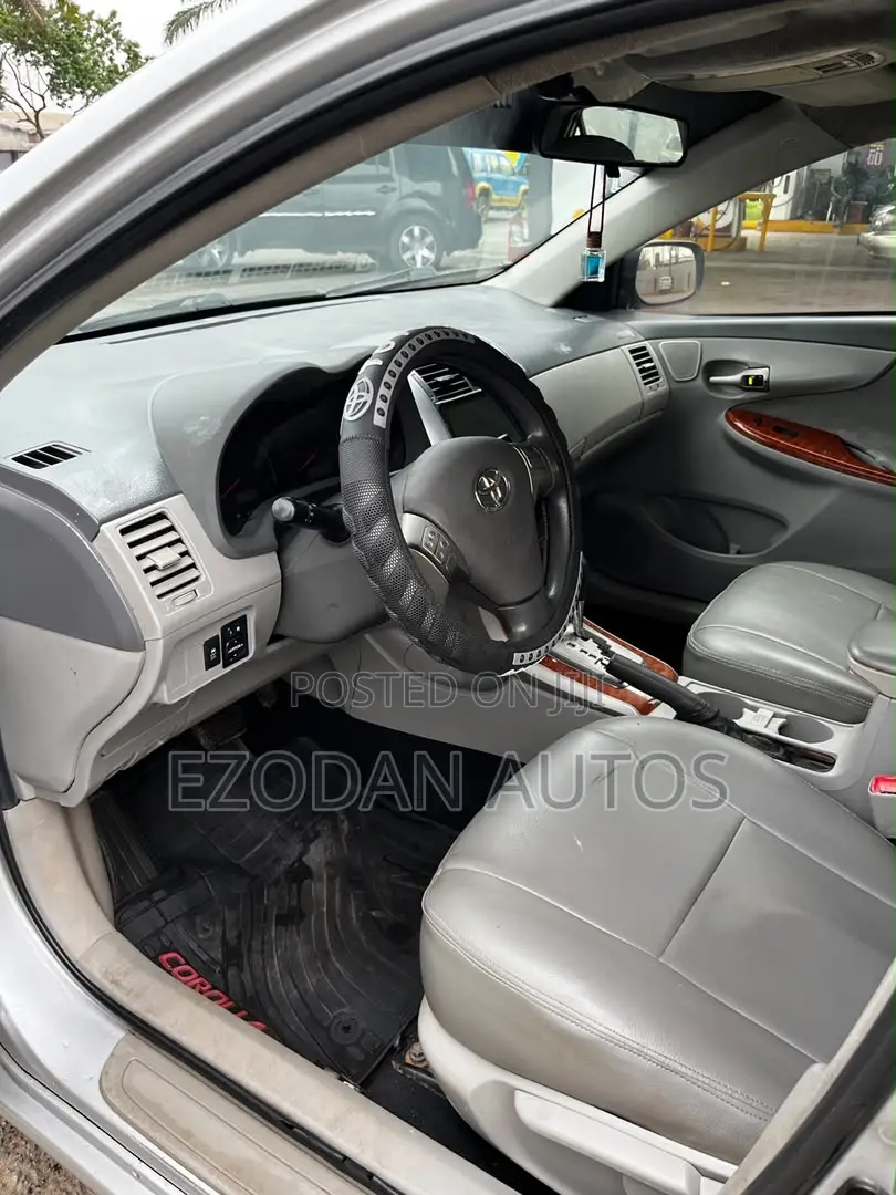 Toyota Corolla 2010 Silver