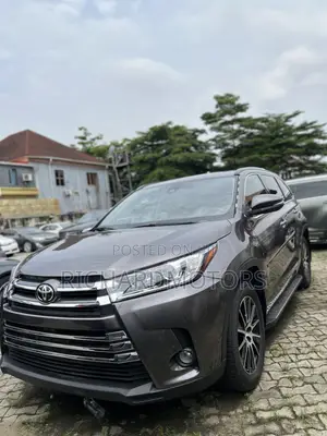 Toyota Highlander SE 4x4 V6 (3.5L 6cyl 8A) 2017 Brown