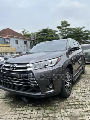 Toyota Highlander SE 4x4 V6 (3.5L 6cyl 8A) 2017 Brown