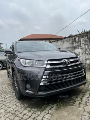 Toyota Highlander SE 4x4 V6 (3.5L 6cyl 8A) 2017 Brown
