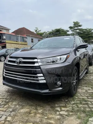 Toyota Highlander SE 4x4 V6 (3.5L 6cyl 8A) 2018 Brown