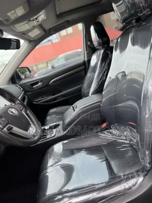 Toyota Highlander SE 4x4 V6 (3.5L 6cyl 8A) 2018 Brown