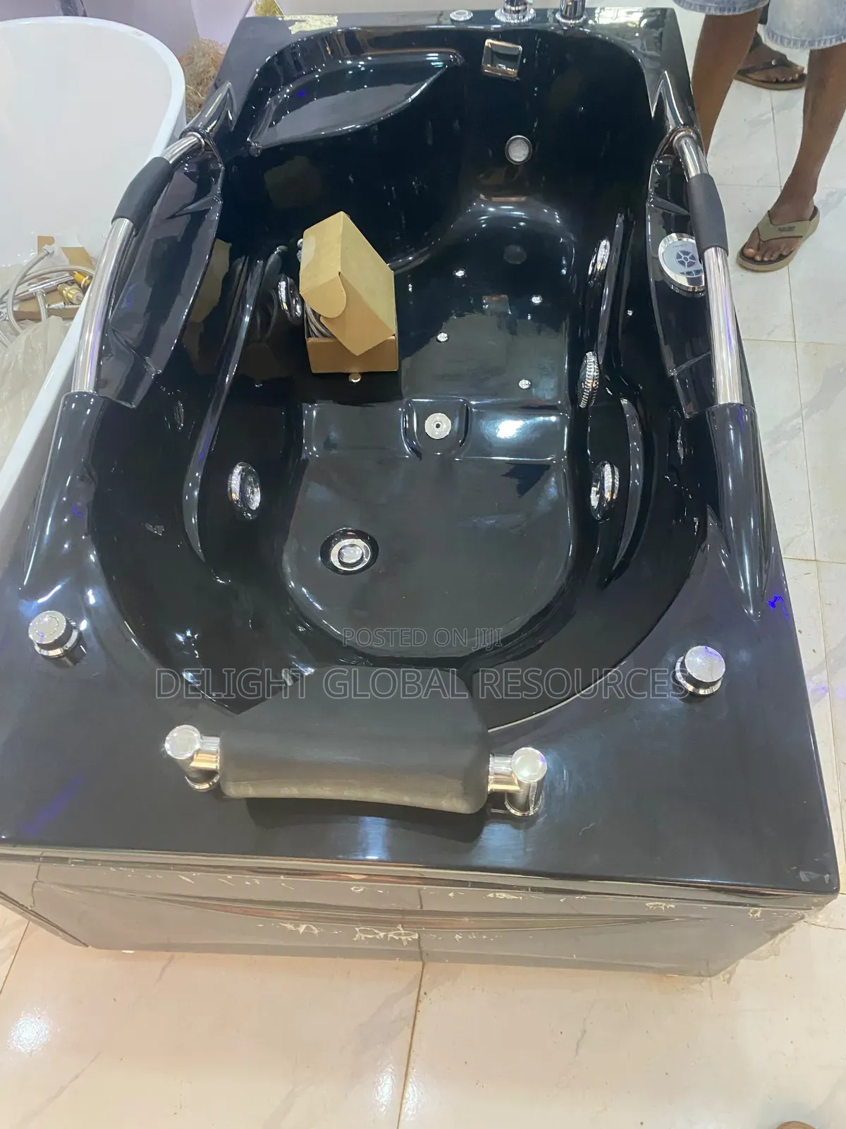 Single Jacuzzi