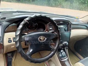 Toyota Highlander 2025 Gold