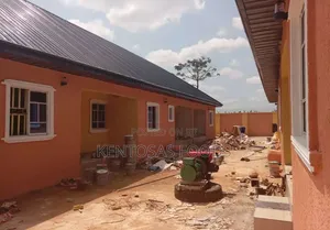 7bdrm Block of Flats in Efosa House, Benin City for sale