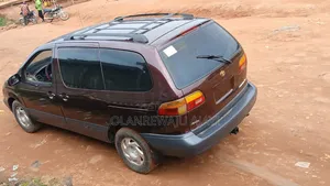 Toyota Sienna XLE & 1 hatch 2000 Brown