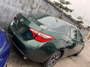 Toyota Corolla LE Premium 4dr Sedan (1.8L 4cyl CVT) 2015 Green