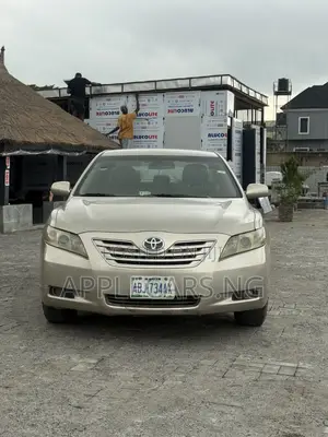 Toyota Camry XLE 4dr Sedan (2.4L 4cyl 5A) 2009 Gold