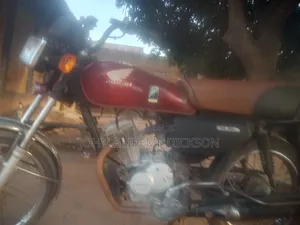 Honda CB 2015 Red