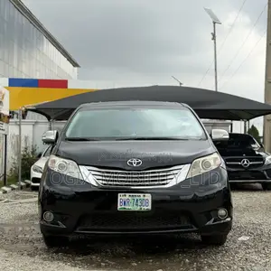 Toyota Sienna 2013 Black