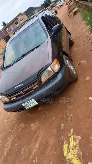 Toyota Sienna XLE & 1 hatch 2000 Brown