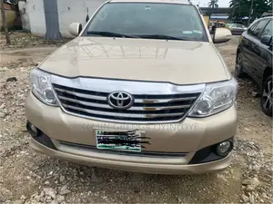 Toyota Fortuner 2.7 AWD 2012 Gold