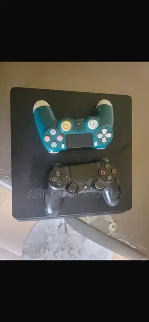 Ps 4 Slim 1terabyte With 2pads and 3 Cd Games