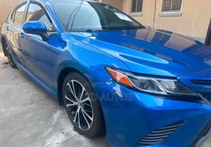 Toyota Camry SE FWD (2.5L 4cyl 8AM) 2018 Blue