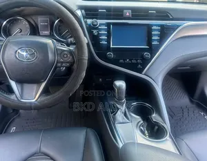 Toyota Camry SE FWD (2.5L 4cyl 8AM) 2018 Blue