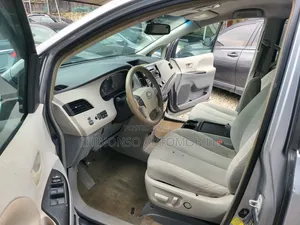 Toyota Sienna 2012 Silver