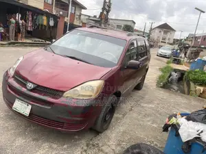 Toyota Sienna 2005 Red