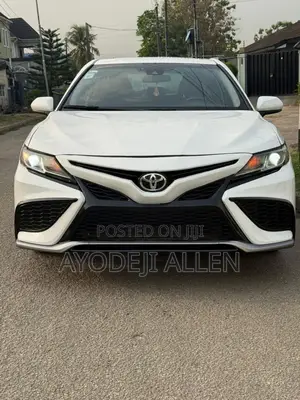 Toyota Camry SE FWD (2.5L 4cyl 8AM) 2018 White