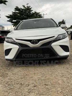 Toyota Camry SE FWD 2020 White