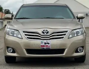Toyota Camry LE 4dr Sedan (2.5L 4cyl 6AM) 2010 Gold
