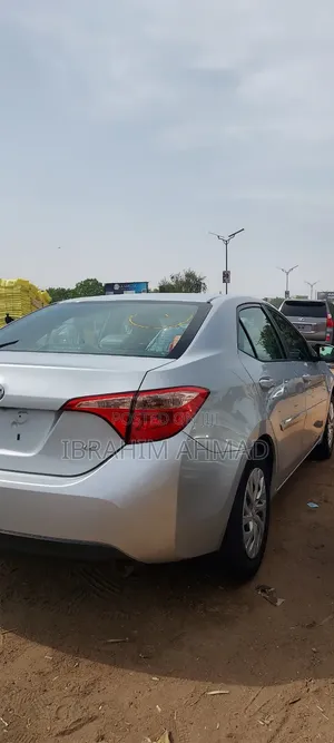 Toyota Corolla LE (1.8L 4cyl 2A) 2018 Silver