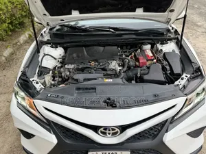 Toyota Camry SE (2.5L 4cyl 8A) 2019 White
