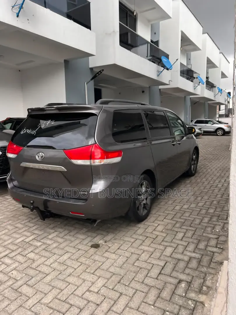 Toyota Sienna 2011
