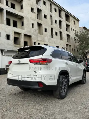 Toyota Highlander XLE 4x2 V6 (3.5L 6cyl 8A) 2017 White