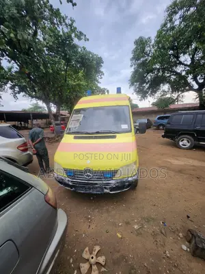 Mercedes-Benz 1824 1989 Yellow
