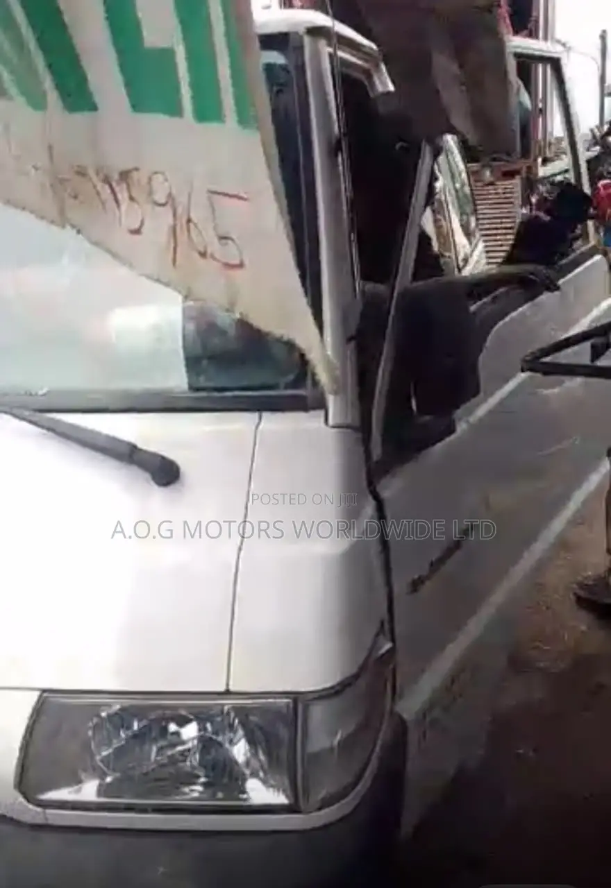 Mitsubishi L300 2006 White