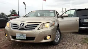 Toyota Camry LE 4dr Sedan (2.5L 4cyl 6A) 2011 Gold