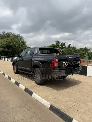 New Toyota Hilux 2025 Black